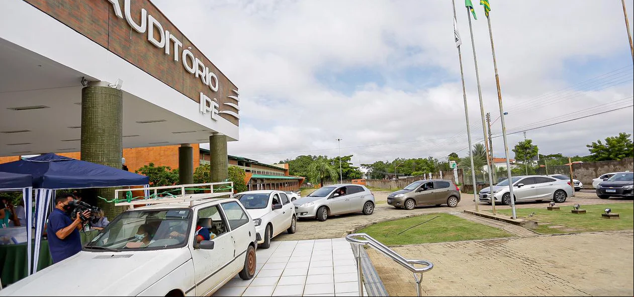 Idosos se vacinam contra covid-19 em Teresina