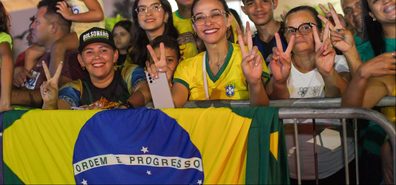 Apoiadores aguardando chegada do presidente