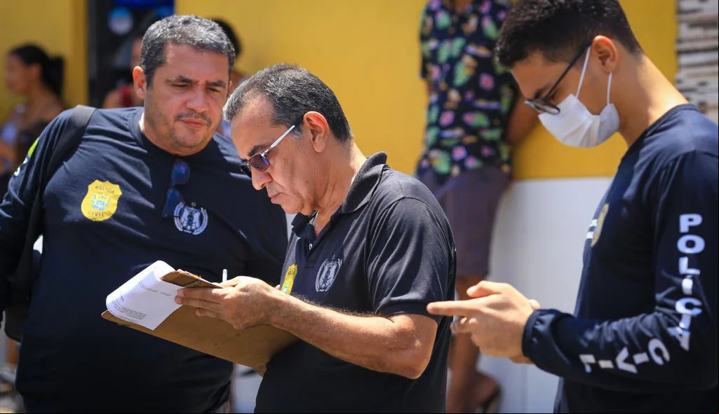 Curiosos se aglomeraram no local do crime