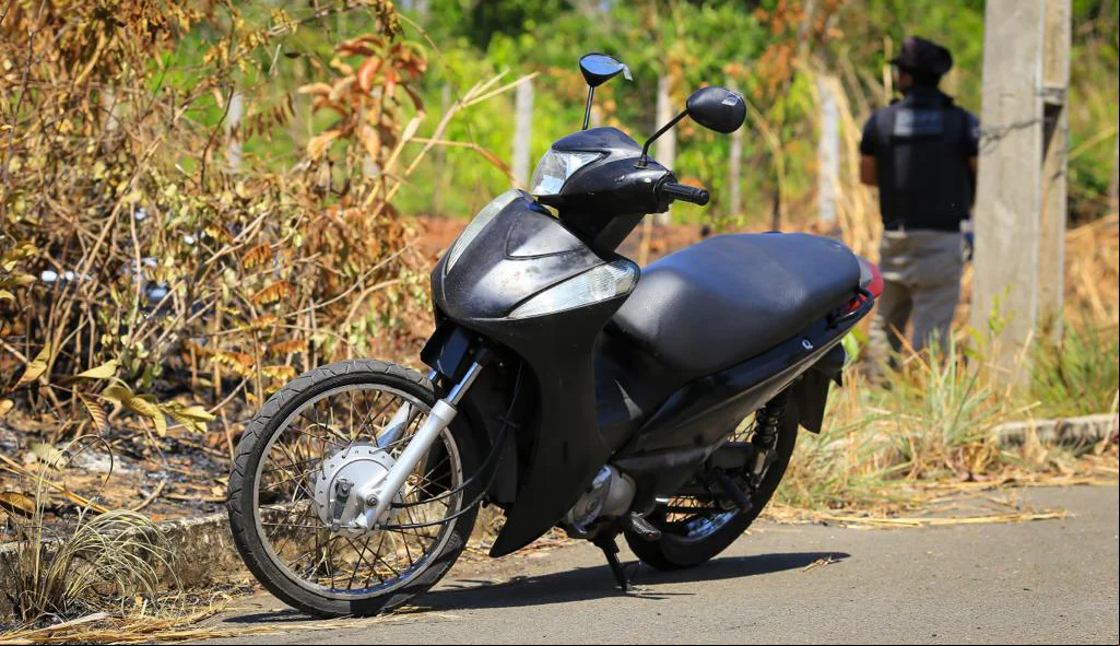 Motocicleta que estava com a vítima