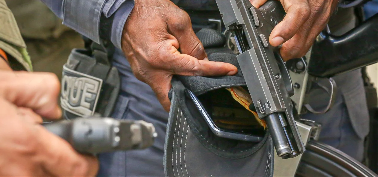 Arma apreendida com os criminosos