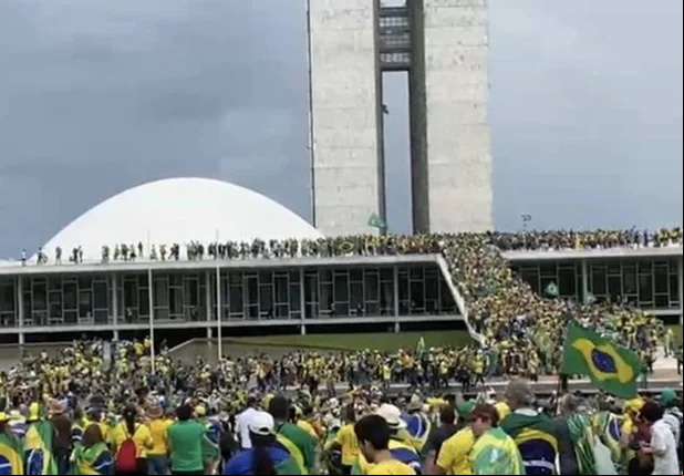 Manifestantes sobem rampa e ocupam o teto do Congresso Nacional