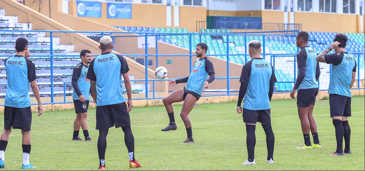 Atletas treinando com a bola