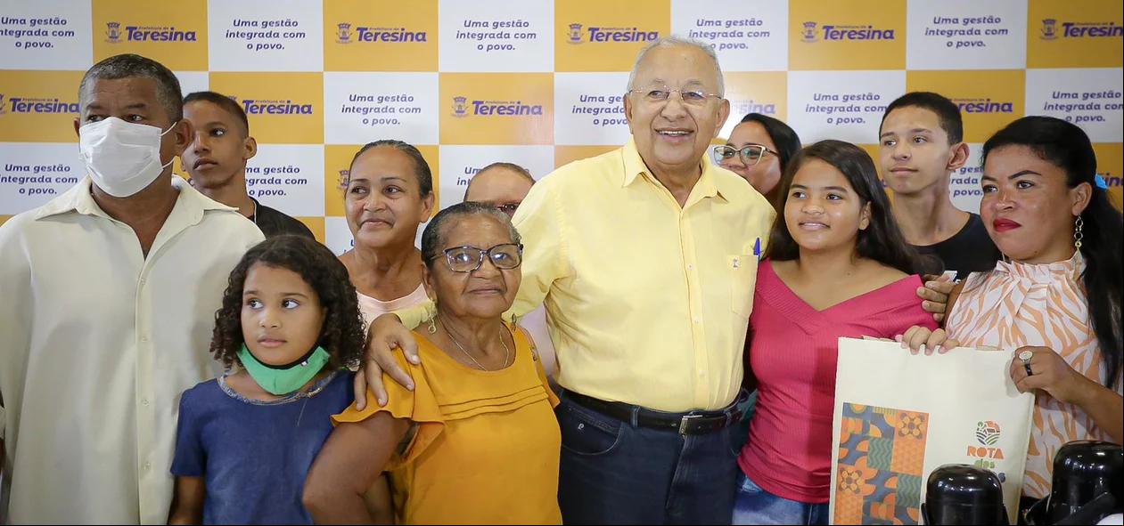 Dr. Pessoa com membros da comunidade teresinense