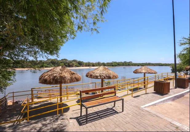 Píer Flutuante, que fica localizada na frente do Iate Clube