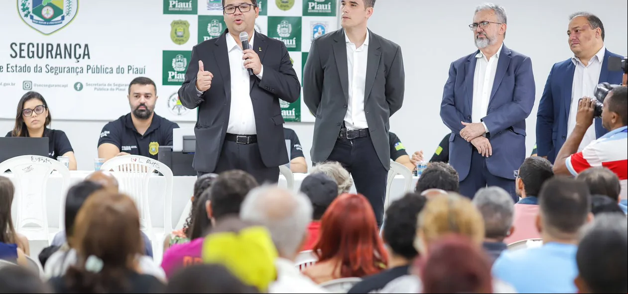 Autoridades participaram da entrega dos celulares