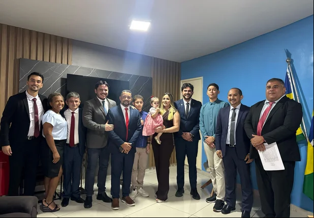 Dr. Marcus Vinicius prestigia posse de Enofre Carvalho