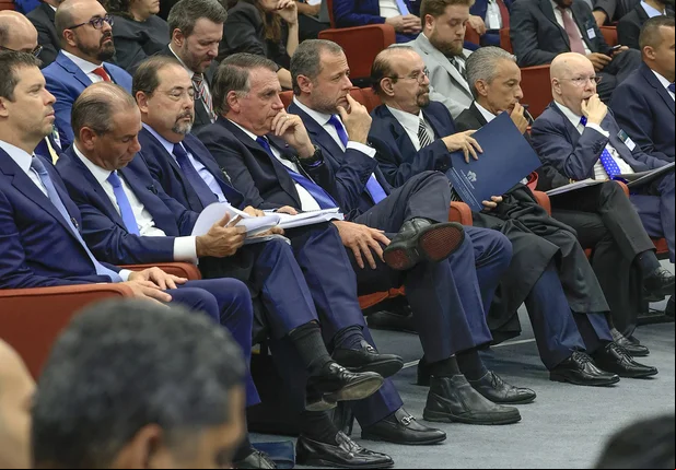 Jair Bolsonaro acompanhando julgamento no STF