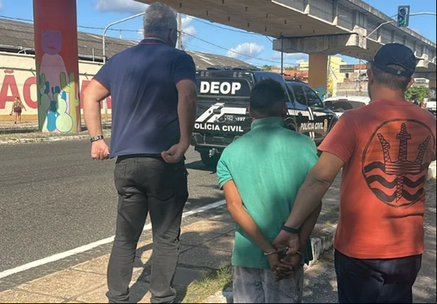 Batoré sendo conduzido por policiais civis