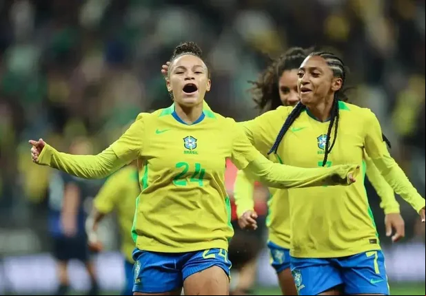 Dudinha comemora gol pela Seleção Brasileira