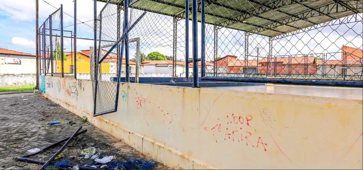 Muro inteiro é coberto por pichações.