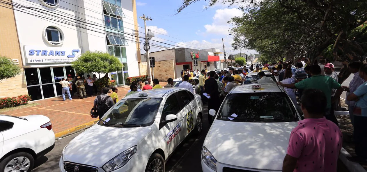 Taxistas protestam em frente a Strans em Teresina