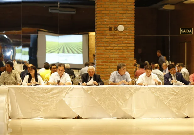 Parlamentares em reunião no Coco Bambu
