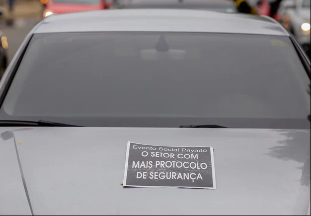 Empresários fazem manifestação na Avenida Frei Serafim