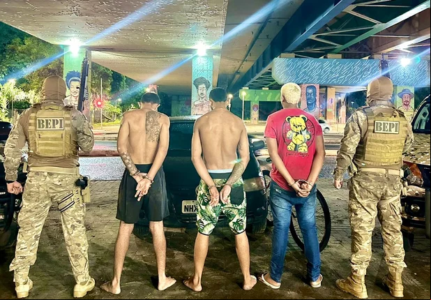 Duas pessoas são presas acusadas de assaltar casa da mãe de policial